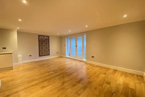 2 bedroom apartment to rent, Castlebar Road, Ealing, Ealing