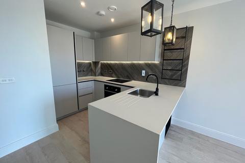 2 bedroom flat to rent, Memorial Avenue, Slough SL1