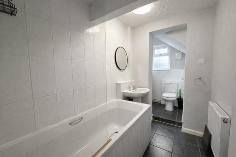 2 bedroom flat to rent, Leigh-on-Sea SS9
