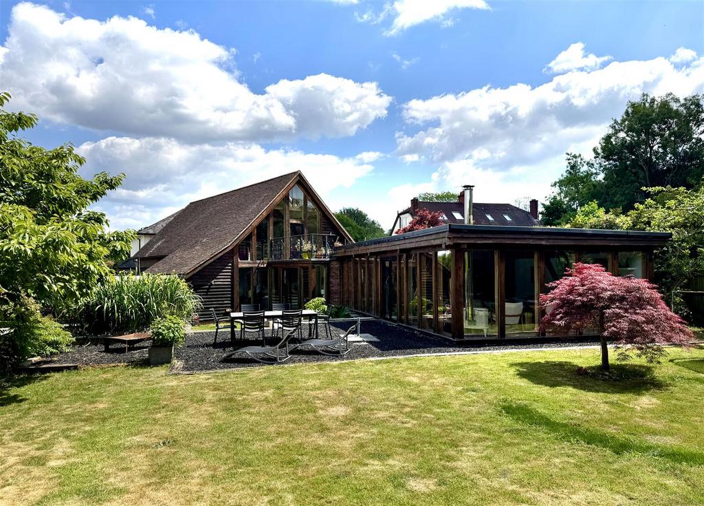 Rear garden to house.jpg