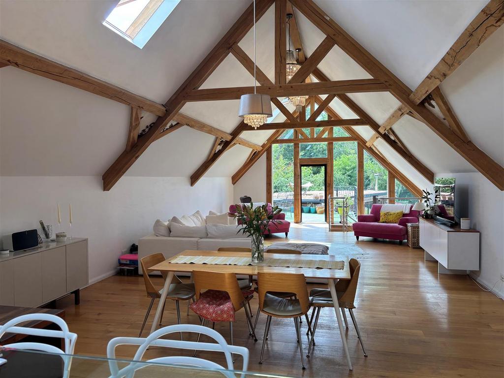 Upper loungediner.jpg