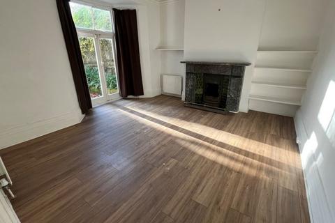 2 bedroom flat for sale, Onslow Gardens, London N10