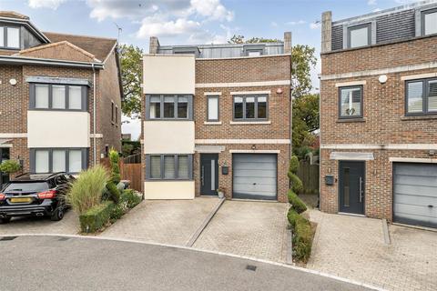 5 bedroom detached house for sale, Aspen Place, Bushey WD23
