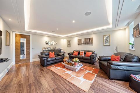 5 bedroom detached house for sale, Aspen Place, Bushey WD23