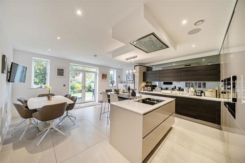 5 bedroom detached house for sale, Aspen Place, Bushey WD23