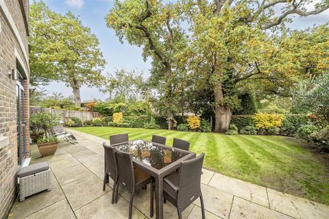 5 bedroom detached house for sale, Aspen Place, Bushey WD23