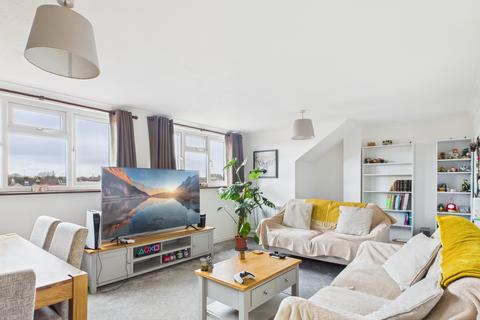 2 bedroom flat to rent, 93-95 Stamshaw Road, Portsmouth PO2