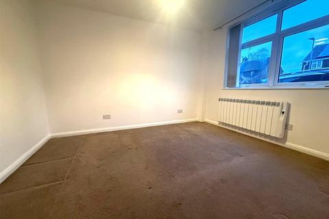 1 bedroom ground floor flat to rent, Owlsmoor Road, Berskhire GU47
