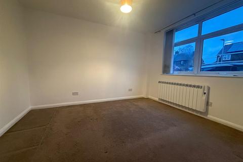 1 bedroom ground floor flat to rent, Owlsmoor Road, Berskhire GU47