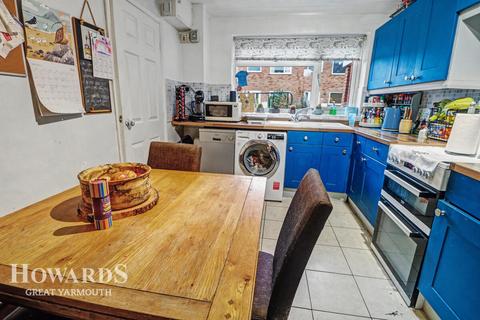 3 bedroom semi-detached house for sale, Spruce Avenue, Ormesby