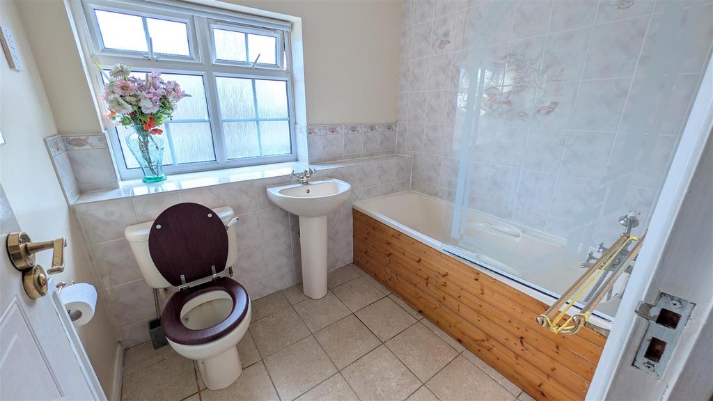 En-Suite Bathroom