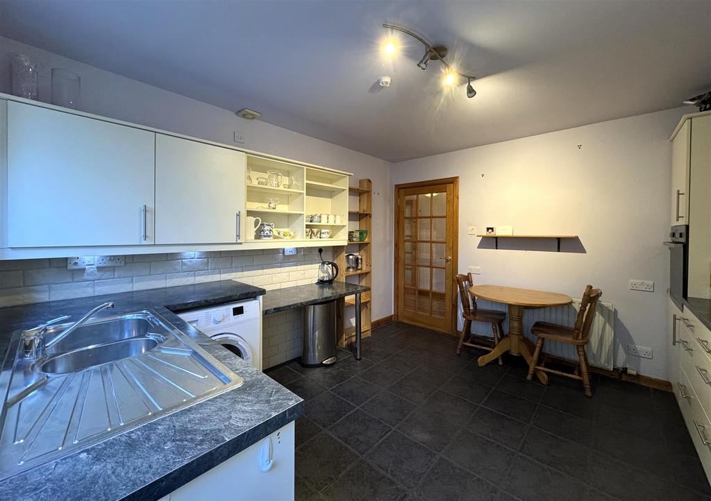 Kitchen 2.jpg
