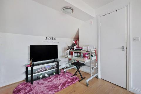 3 bedroom flat for sale, Baker Street, Enfield