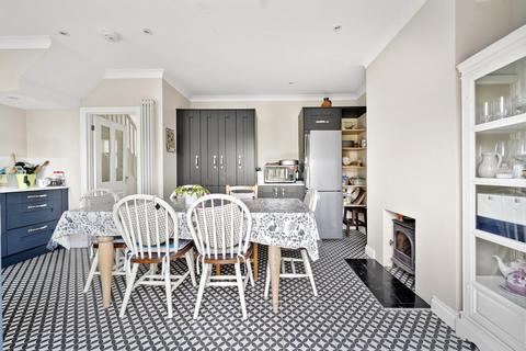 undefined, Chingford Avenue, London