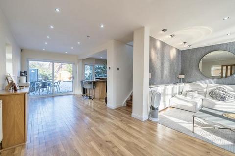 4 bedroom detached house to rent, Robson Close, Enfield