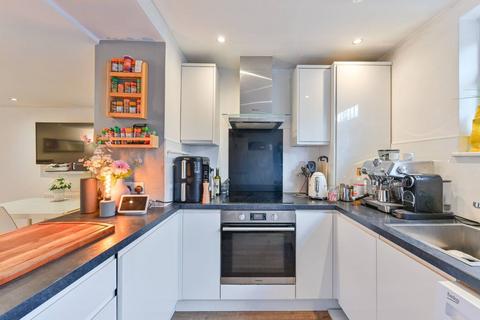 3 bedroom flat to rent, Brixton Road, Brixton, London, SW9