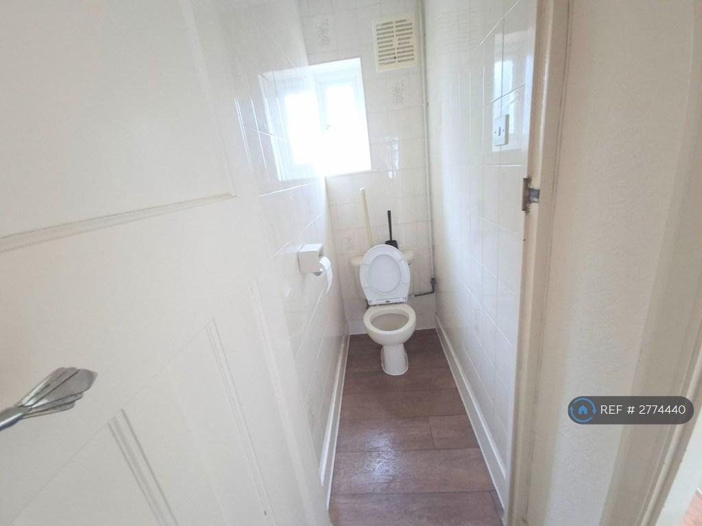 Upstairs Toilet/Wc
