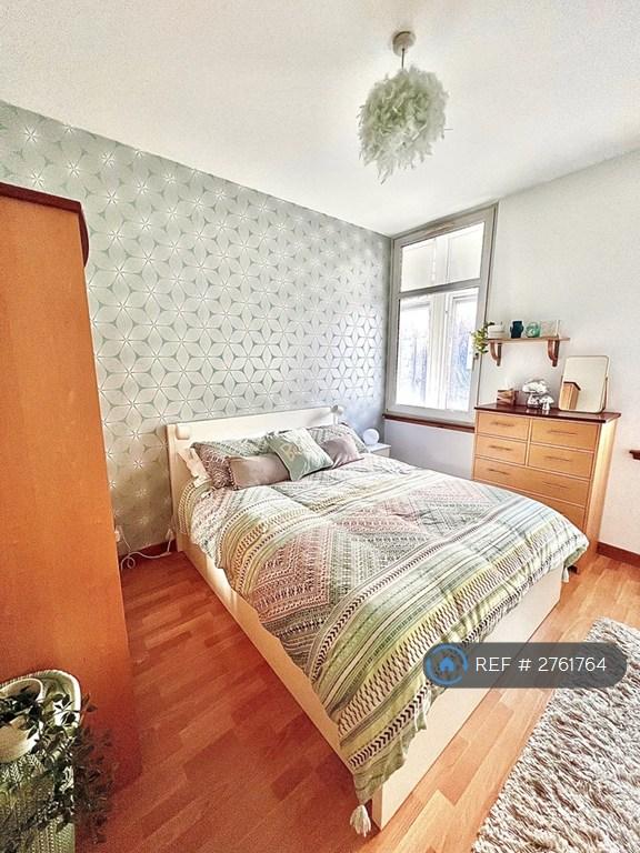 Large Bedroom With Kingsize Bed &amp; Storage