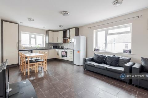 4 bedroom flat to rent, King Georges Avenue, Watford, WD18