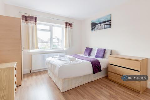 4 bedroom flat to rent, King Georges Avenue, Watford, WD18