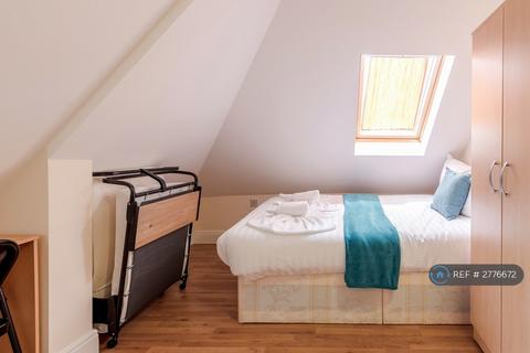 4 bedroom flat to rent, King Georges Avenue, Watford, WD18