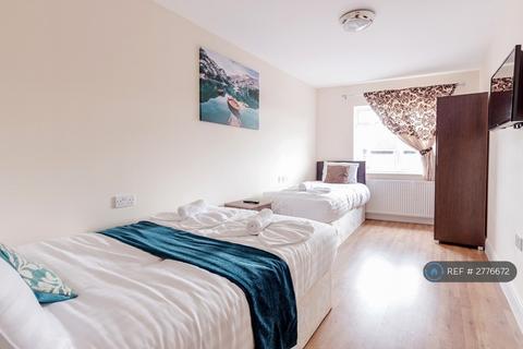 4 bedroom flat to rent, King Georges Avenue, Watford, WD18