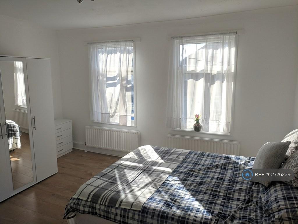 Upstairs Master With En-Suite Room 1