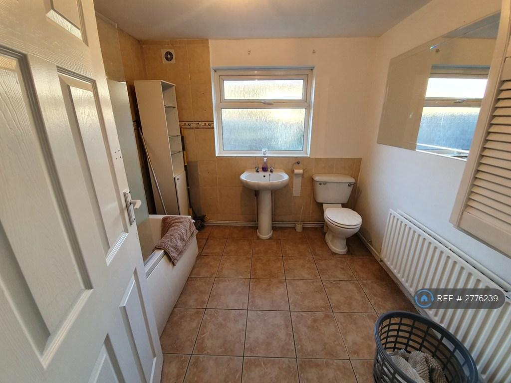 Big Bathroom For Rooms 4 And 3
