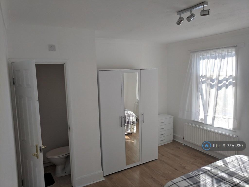 Upstairs Master With En-Suite Room 1