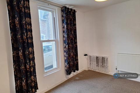 2 bedroom flat to rent, Victoria Road, Torquay, TQ1