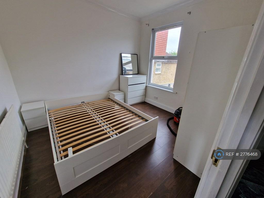 Bedroom 1 (Mattress Supplied)