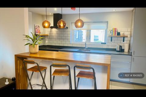 3 bedroom flat to rent, Stonhouse Street, London, SW4