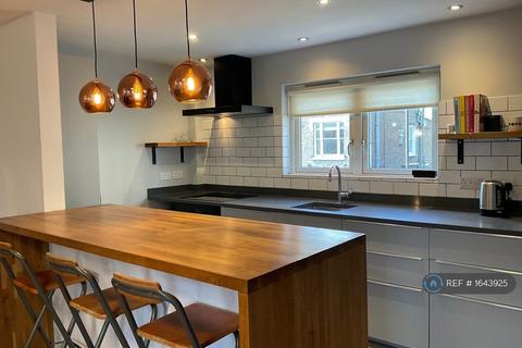 3 bedroom flat to rent, Stonhouse Street, London, SW4