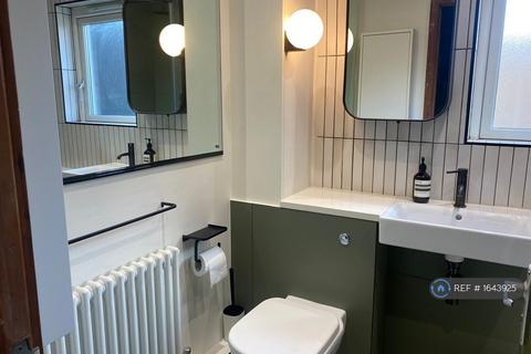 3 bedroom flat to rent, Stonhouse Street, London, SW4