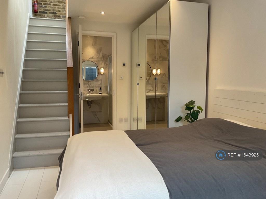 Downstairs En-Suite Bedroom
