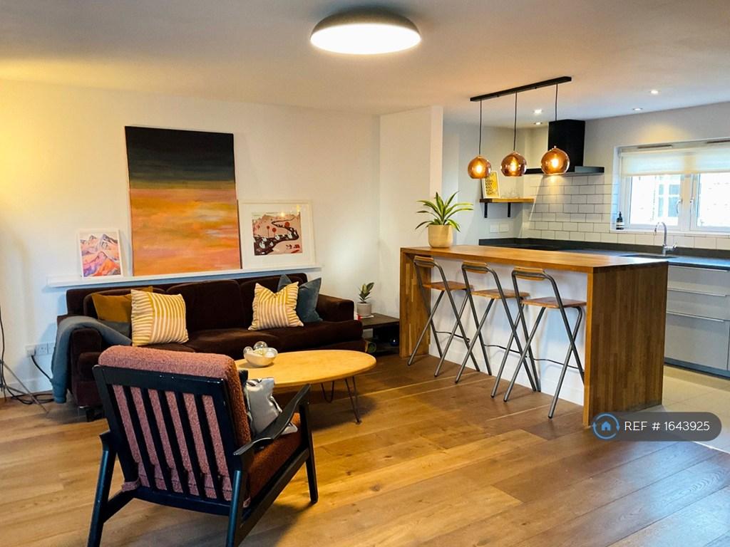 Kitchen / Lounge