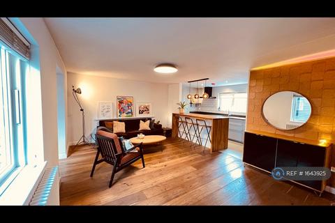 3 bedroom flat to rent, Stonhouse Street, London, SW4