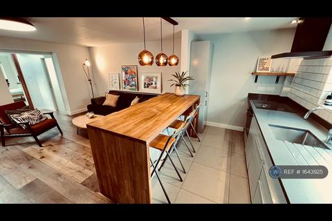 3 bedroom flat to rent, Stonhouse Street, London, SW4