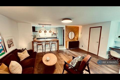 3 bedroom flat to rent, Stonhouse Street, London, SW4