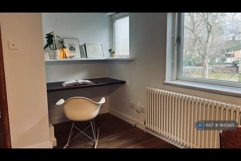 3 bedroom flat to rent, Stonhouse Street, London, SW4