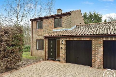 3 bedroom link detached house for sale, Beaumont Davey Close, Faversham