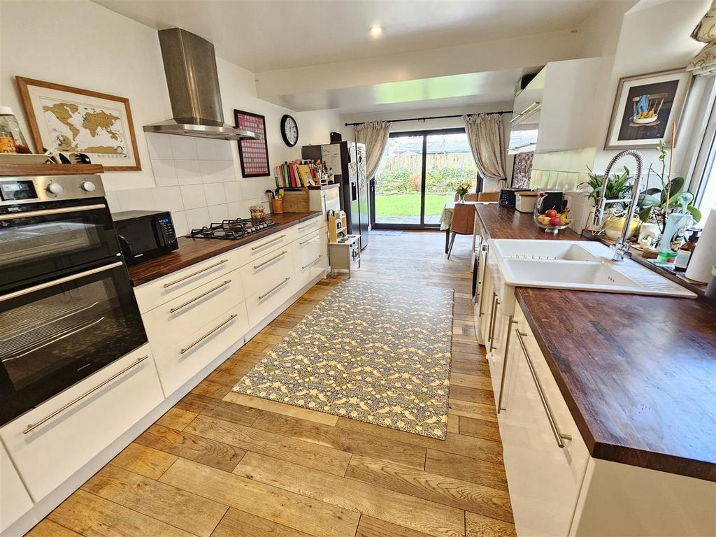 Kitchen Area.jpg