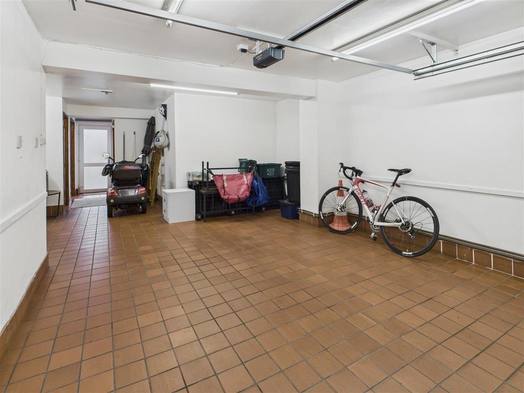 Garage / Workshop