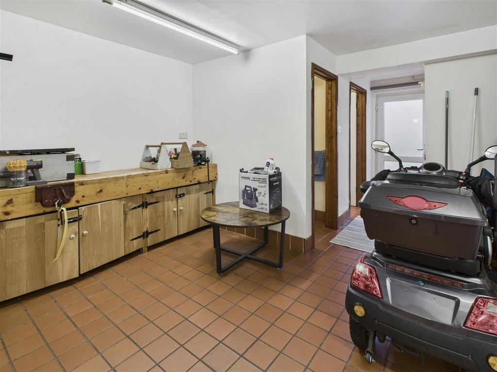 Garage / Workshop