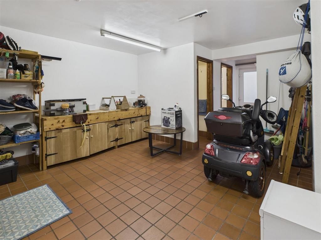 Garage / Workshop