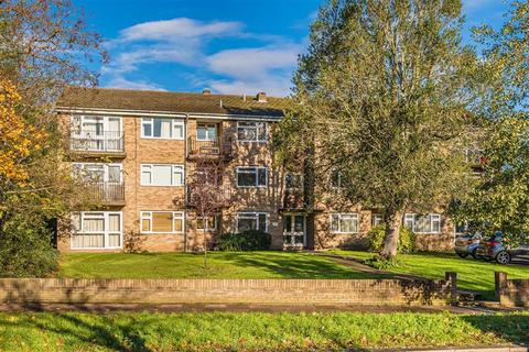 2 bedroom flat to rent, Hampton Road, Teddington TW11