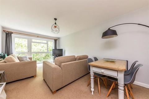 2 bedroom flat to rent, Hampton Road, Teddington TW11