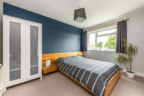 2 bedroom flat to rent, Hampton Road, Teddington TW11