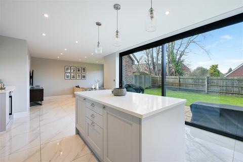 5 bedroom detached house for sale, Elder Close, Epsom