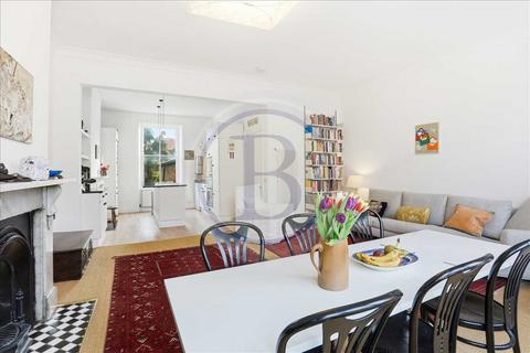 3 bedroom maisonette to rent, Lady Somerset Road, Kentish Town, London